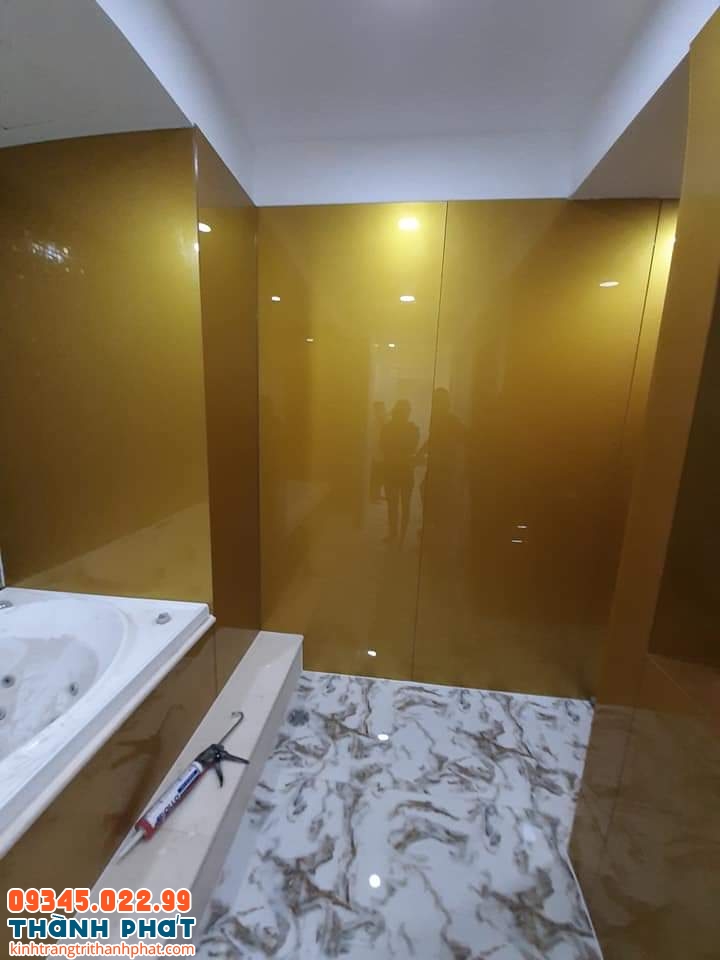 gương ốp tường màu vàng