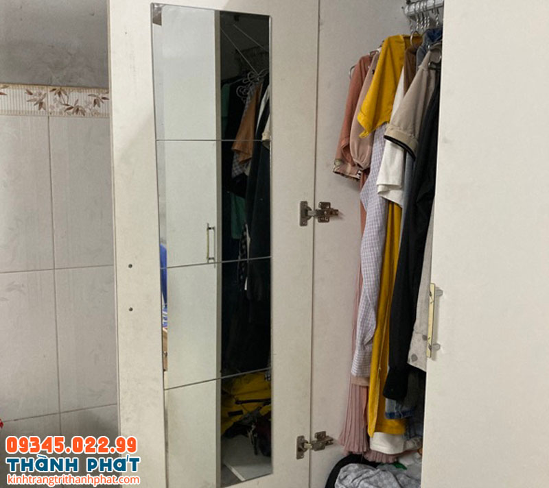 Gương dán một phần cánh tủ