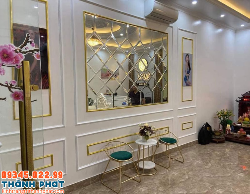 Mẫu gương kết hợp đường viền trang trí