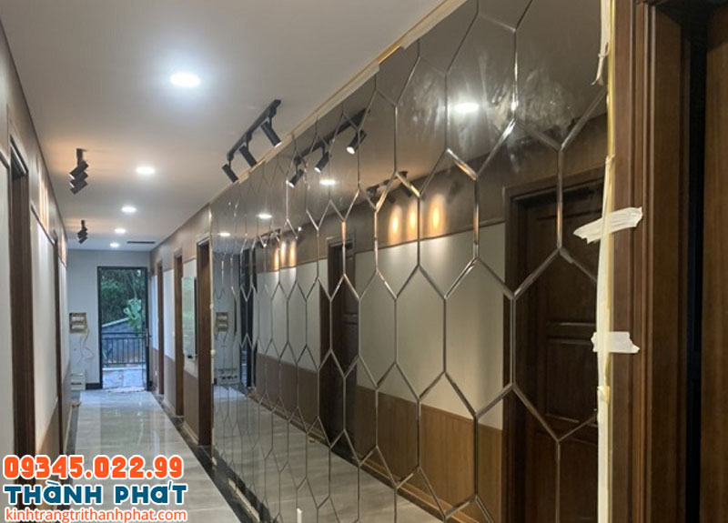 Gương dán tường trang trí khu vực hành lang.
