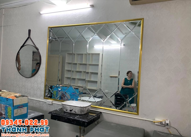 Gương dán tường 3d khu vực trang điểm.