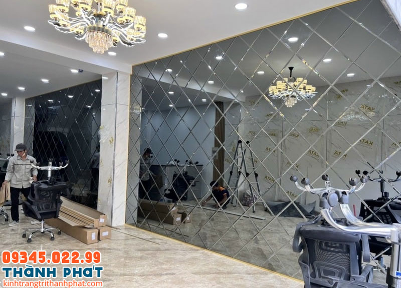 Gương dán tường 3d cho showroom.