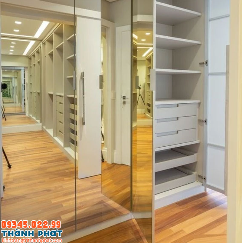 Acrylic có thể dán lên các bề mặt phẳng như cánh tủ quần áo
