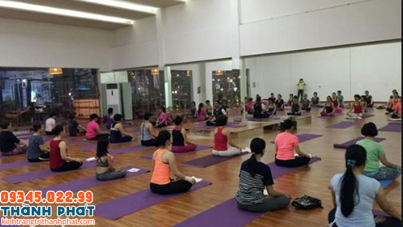 Gương dán tường khổ lớn phòng yoga
