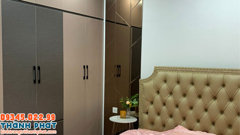Gương dán tường khổ lớn phòng ngủ.