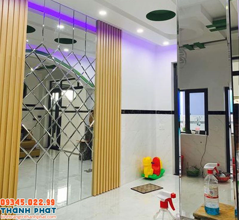 Gương dán tường khổ lớn.