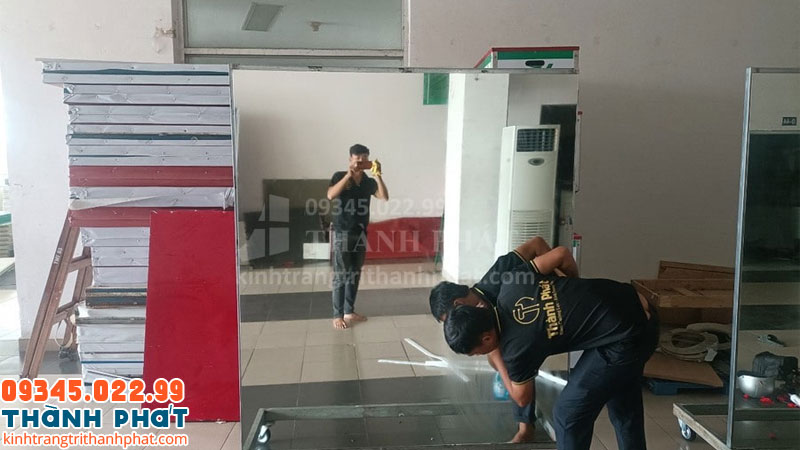 Gương dán tường khổ lớn