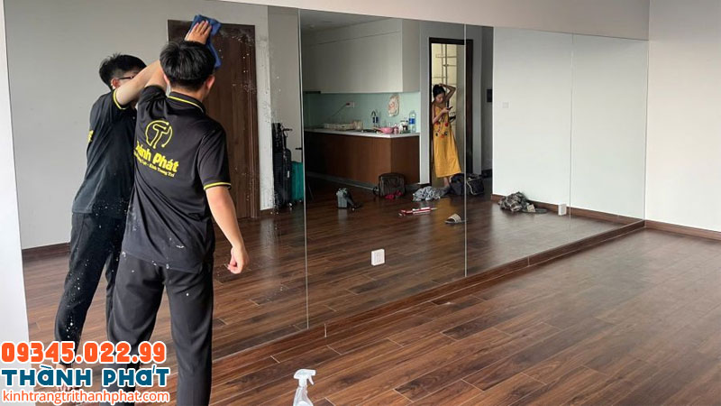Gương dán tường khổ lớn.
