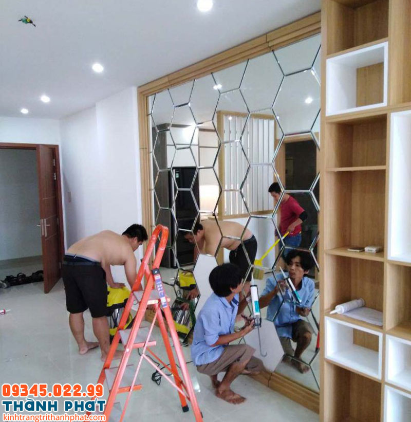 Thi công gương dán tường.