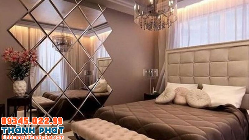 Gương dán tường phòng ngủ