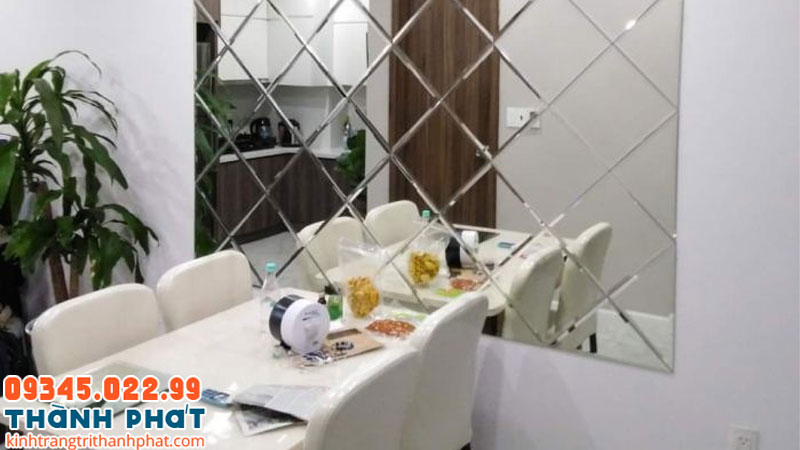 Gương dán tường phòng ăn