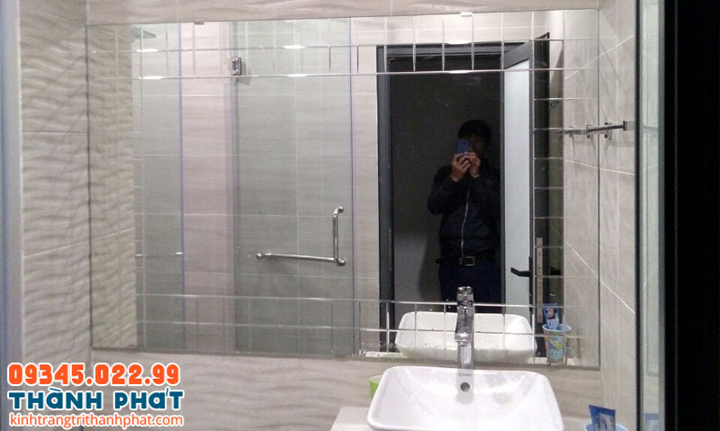 Gương dán tường nhà tắm.
