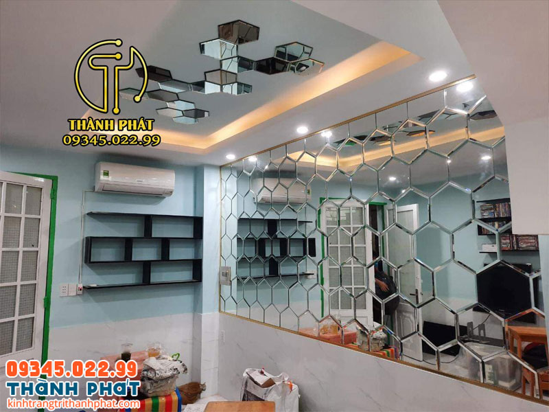 Mẫu gương dán tường hình lục giác