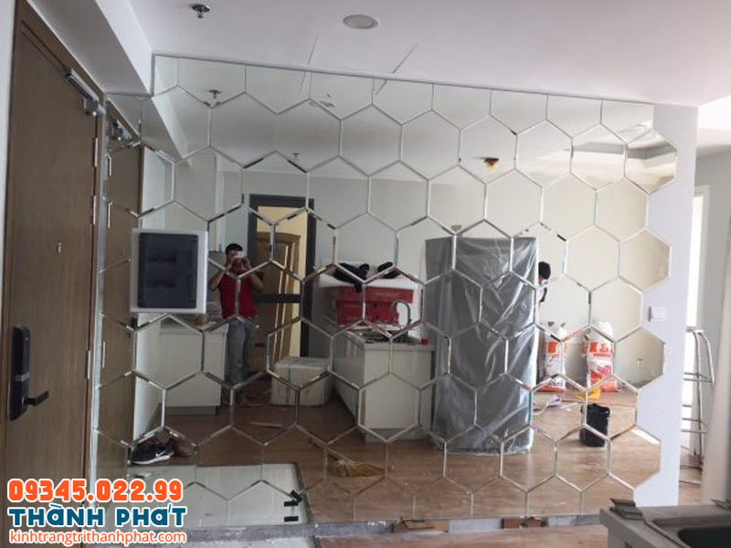 Mẫu gương dán tường hình lục giác. 