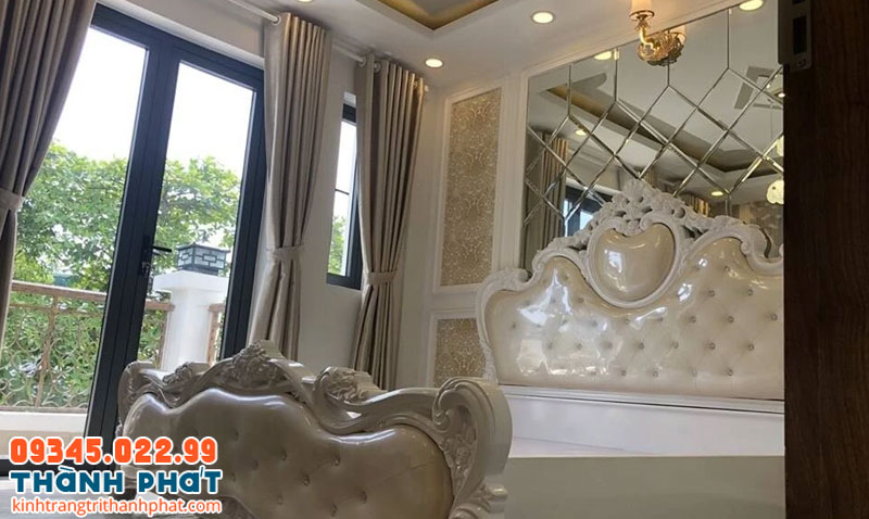 Gương dán tường phòng ngủ