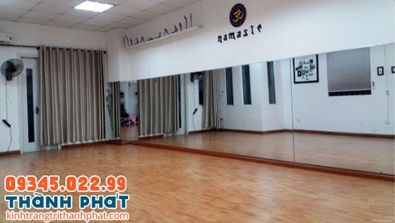 Gương dán tường phòng tập.