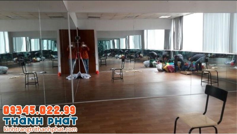 Mẫu gương dán tường phòng gym và yoga đẹp