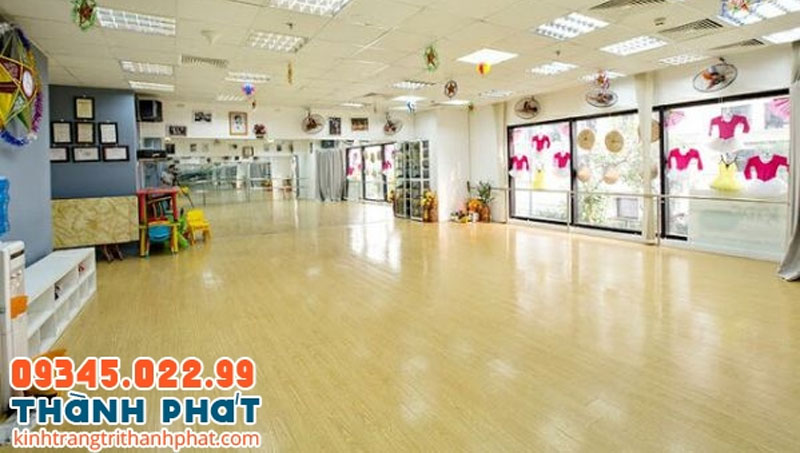 Mẫu gương dán tường phòng gym và yoga đẹp. 