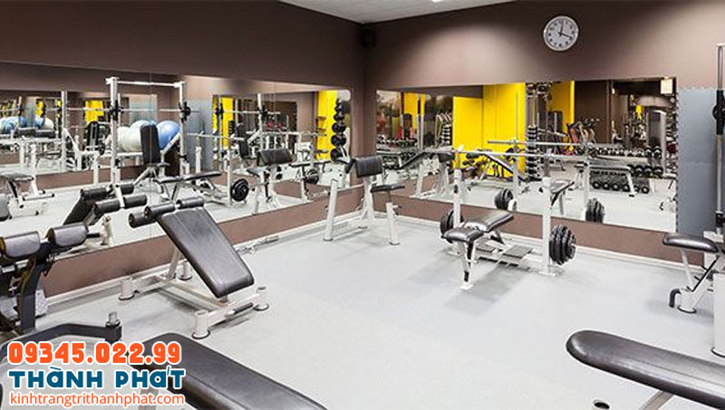 Gương dán tường phòng gym