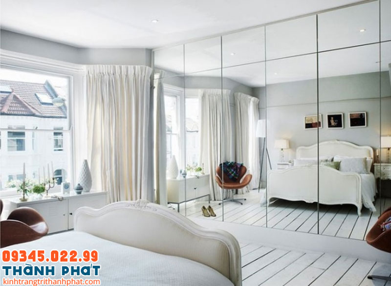 Gương dẻo dán tường trang trí phòng ngủ.