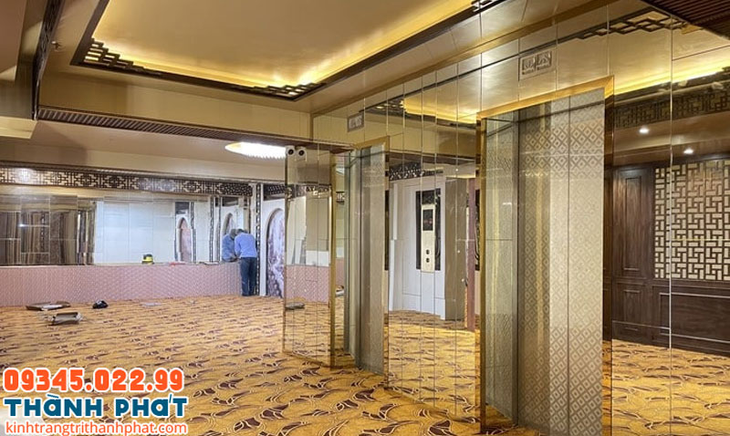 Gương dẻo dán tường trang trí showroom.