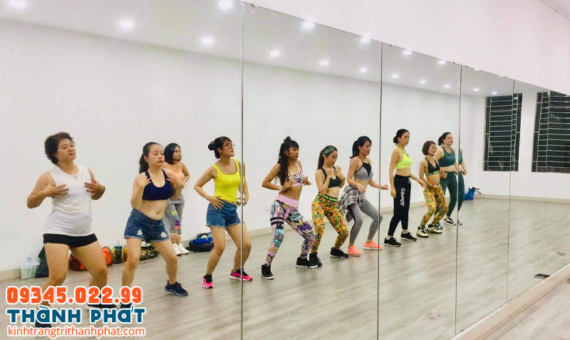 Tấm gương dán tường.