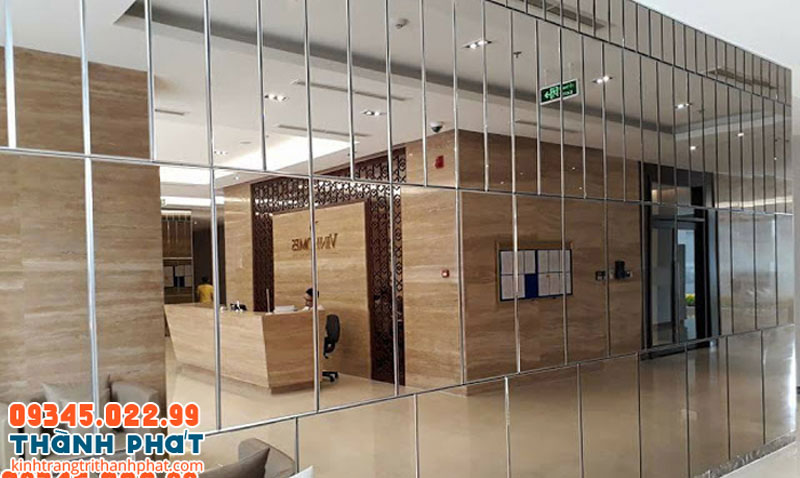 Tấm gương dán tường