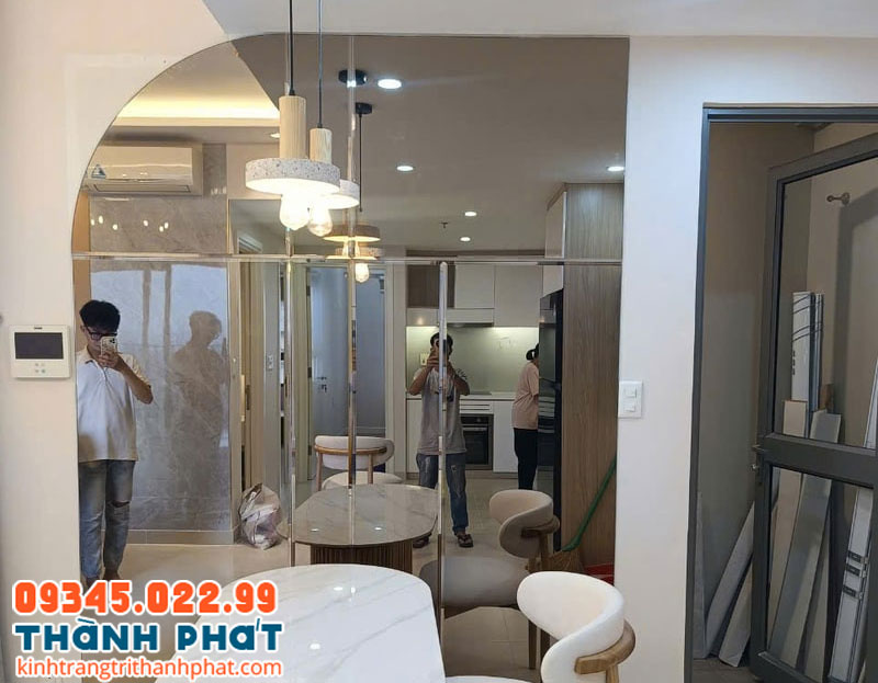 Gương dán tường.