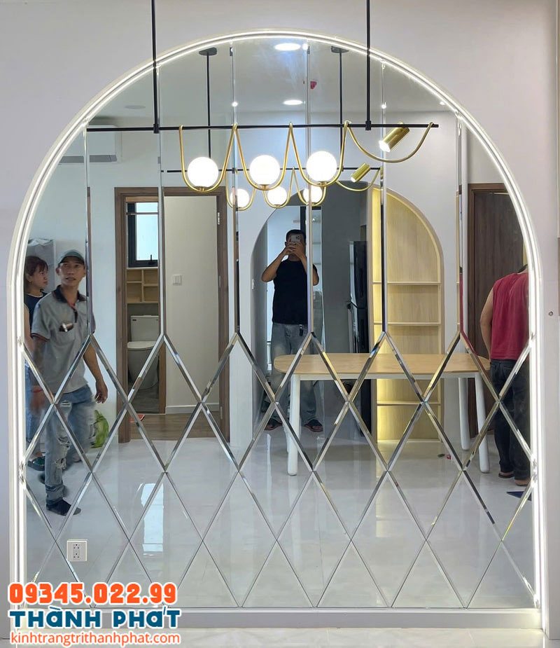 Gương dán tường.