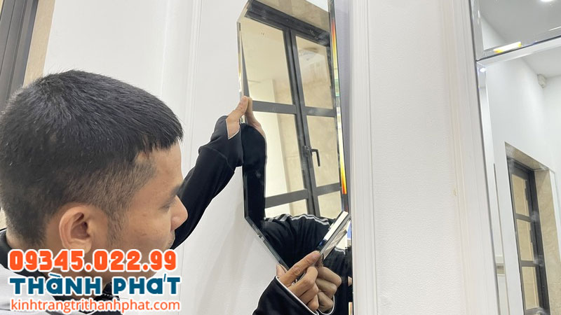Dán gương lên tường.