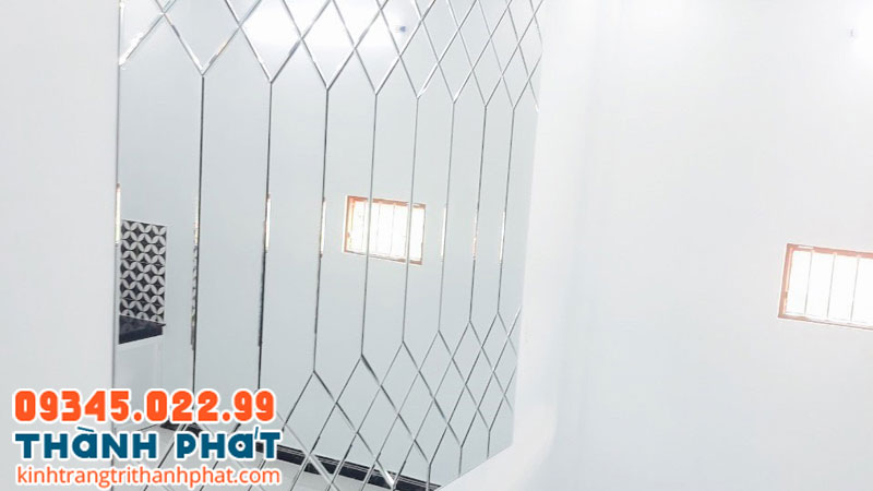 Dán gương lên tường sơn hoặc tường thạch cao