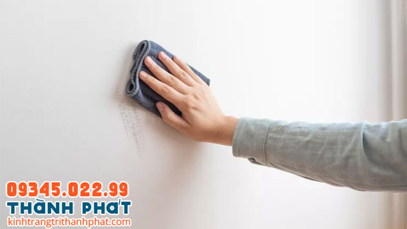 Làm sạch và xử lý bề mặt tường.