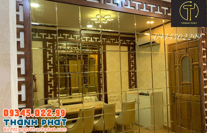 Gương ghép ô vuông phòng khách
