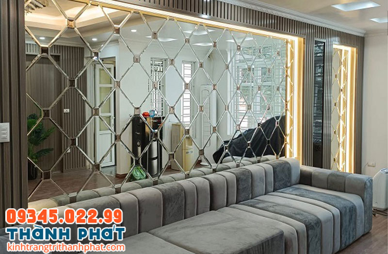 Đặt gương phía sau ghế sofa