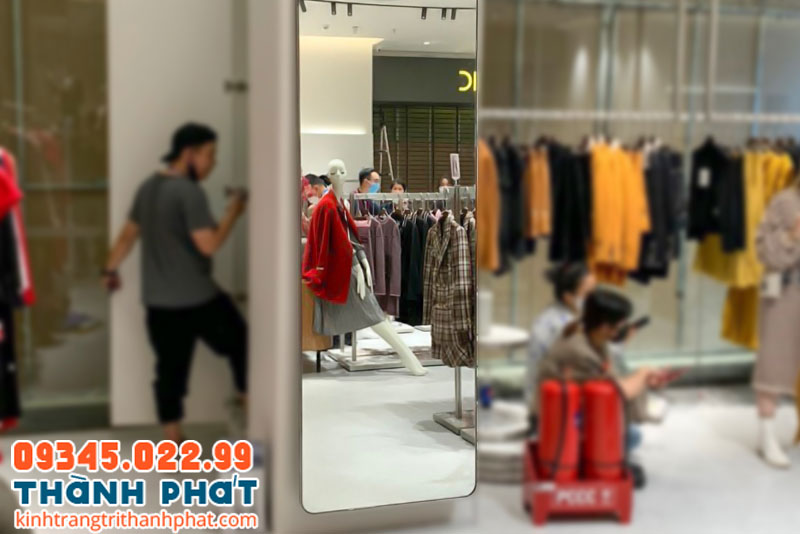 Gương soi toàn thân thường được lắp đặt tại phòng thử đồ