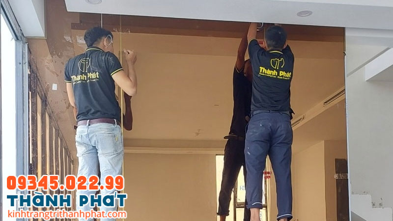 Cách dán gương lên tường bằng keo