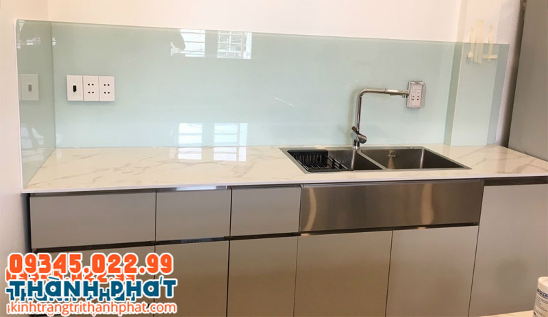 Kính trong suốt dán tường