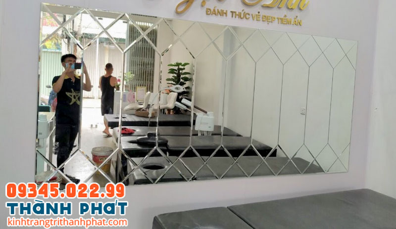 Kính dẻo dán tường.