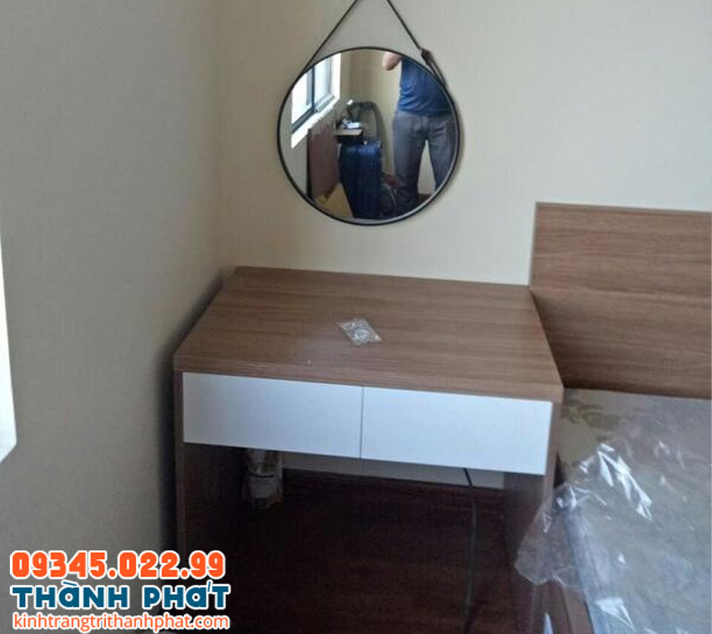 Bố trí bàn trang điểm cạnh giường ngủ