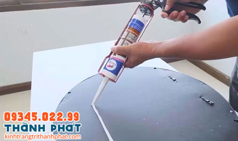 Cách dán gương lên tường bằng keo chuyên dụng