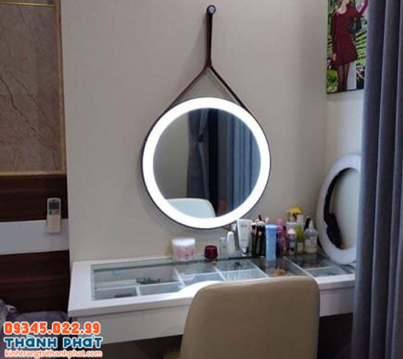 Đặt gương ở độ cao phù hợp với tư thế ngồi