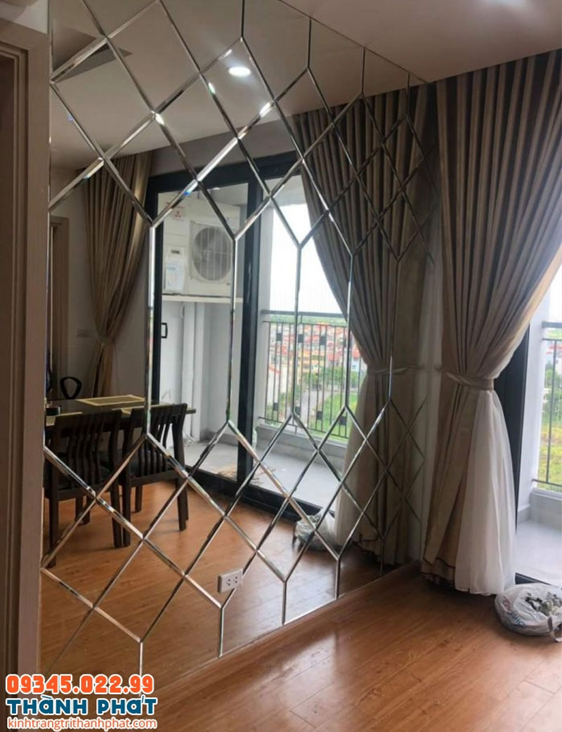 Kính ốp tường với hiệu ứng bề mặt