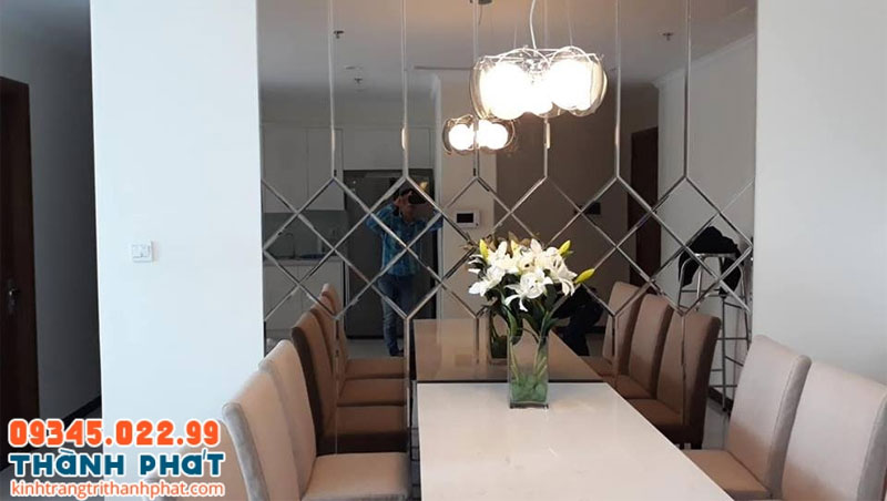 Kính ốp tường sơn màu