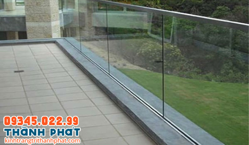 Mẫu lan can kính âm sàn kết hợp tay vịn inox