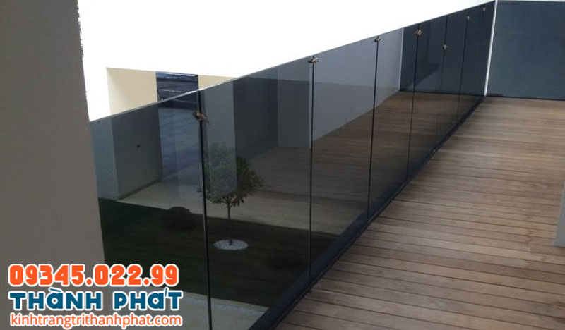Mẫu lan can kính màu xám khói âm sàn