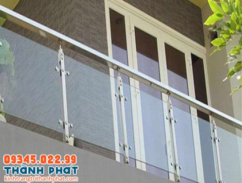 Mẫu lan can kính ban công có trụ inox