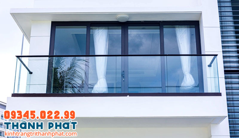 Mẫu lan can kính ban công không trụ