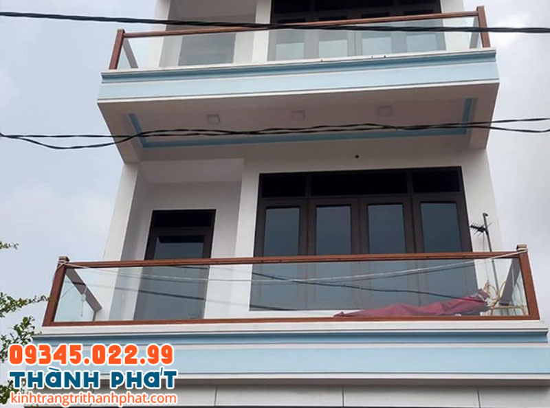 Mẫu lan can kính ban công kết hợp tay vịn gỗ