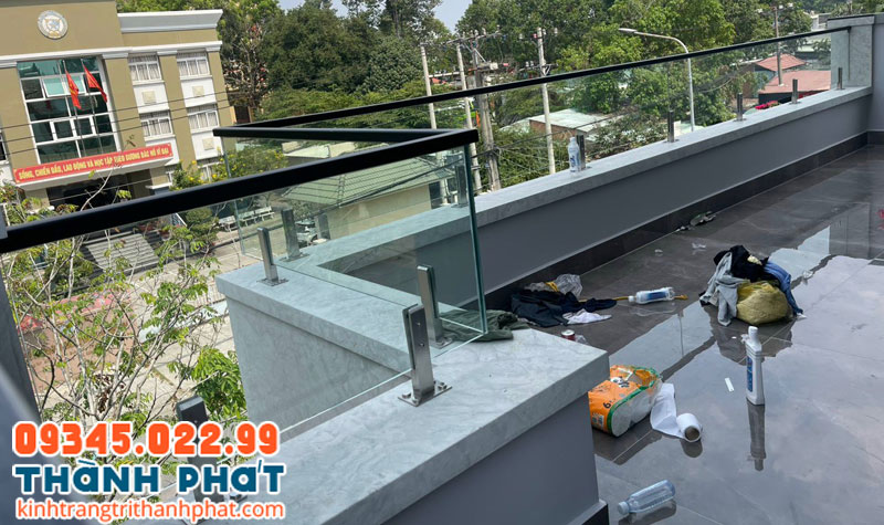 Các yếu tố ảnh hưởng đến giá thi công lan can kính tay vịn